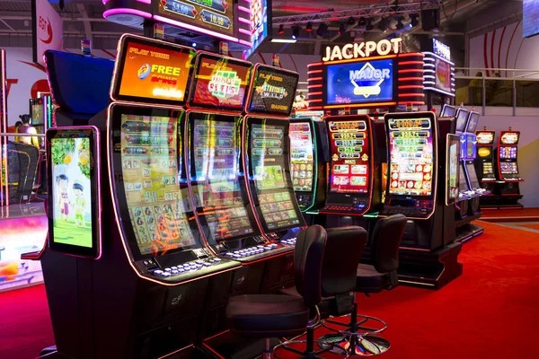 Ganesha Gold slot game screen showing five reels and golden symbols on bet808